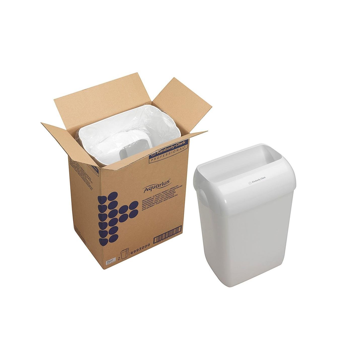 Dois recipientes de lixo Aquarius™ de plástico em branco (Kimberly-Clark GmbH) estão posicionados contra um fundo branco simples: Um está ao lado de uma caixa aberta, o outro está parcialmente dentro da caixa e forrado com um saco de lixo transparente.