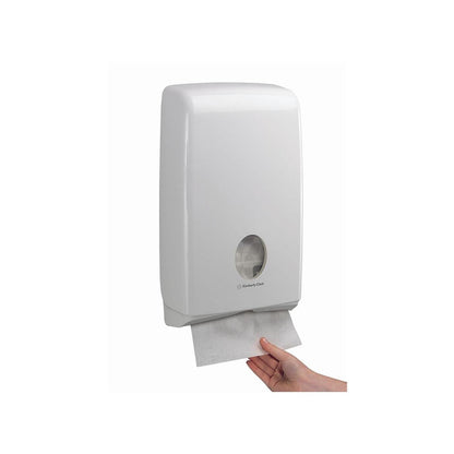 O dispensador de toalhas dobradas Aquarius™ Slimfold™ da Kimberly-Clark GmbH é um dispensador de toalhas branco, economizador de espaço, montado na parede, com uma janela de visualização para controle do nível de enchimento e retirada confortável do papel pela parte inferior.
