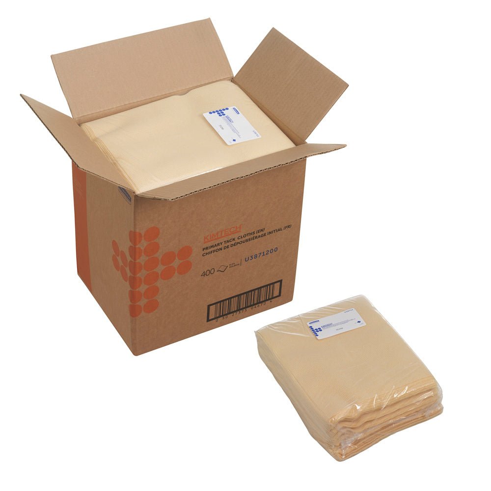Uma caixa "Kimtech®" marrom da Kimberly-Clark GmbH com rótulo branco e azul contém quatro sacos de toalhetes Auto Primário Tack, pano plano, branco; uma pilha selada com 100 folhas está fora da caixa.