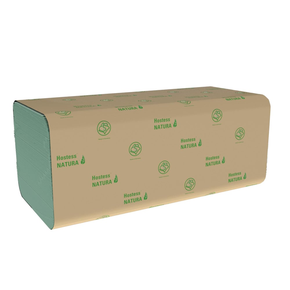 Uma pilha de toalhas Hostess™ NATURA™ - dobragem em ziguezague, Pequena (23 x 25 cm) da Kimberly-Clark GmbH é fornecida numa embalagem com a inscrição "Hostess Natura" e símbolos verdes. Estas toalhas ecológicas oferecem uma utilização simples e eficiente.