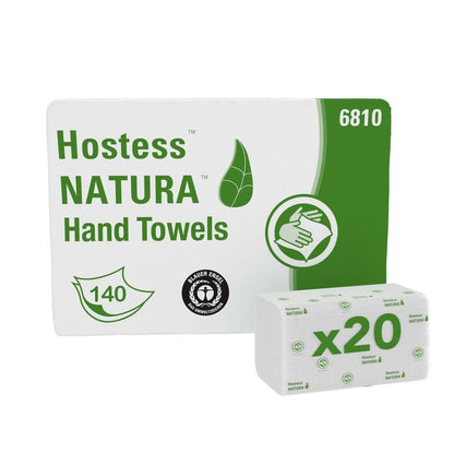 Um pacote de toalhas de mão Hostess™ NATURA™ da Kimberly-Clark GmbH, C-dobra, branco, embalado em verde e branco com nome do produto, símbolos de mão e toalha, número 6810 e agrupamento "x20" - 20 pacotes com 140 folhas cada por caixa.