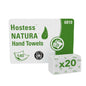 Um pacote de toalhas de mão Hostess™ NATURA™ da Kimberly-Clark GmbH, C-dobra, branco, embalado em verde e branco com nome do produto, símbolos de mão e toalha, número 6810 e agrupamento "x20" - 20 pacotes com 140 folhas cada por caixa.