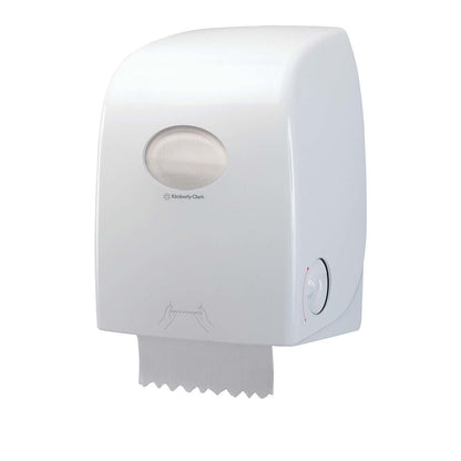 O dispensador de toalhas Scott® ESSENTIAL™ branco montado na parede da Kimberly-Clark GmbH possui uma janela transparente que mostra o conteúdo do rolo, uma folha saliente e um símbolo de puxar ilustrado para fácil manuseio.