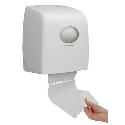 Uma mão distribui toalhas de papel de um dispensador de toalhas de papel em rolo Aquarius™ Slimroll™ branco, montado na parede, da Kimberly-Clark GmbH, que tem um rolo visível no interior.
