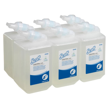 Seis cassetes transparentes de 1L de espuma de limpeza para mãos Scott® Control™ para uso frequente da Kimberly-Clark GmbH estão dispostas em duas filas de três em fundo branco - ideal para lavagem frequente das mãos. A caixa contém 6 cassetes.