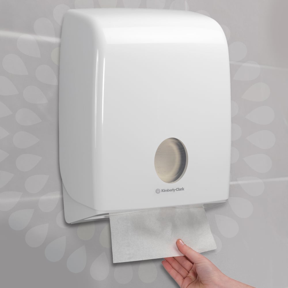 Um dispensador de parede branco da Kimberly-Clark GmbH fornece um único lenço dobrável Kleenex® - Branco/Grande, ideal para lavabos com alta frequência de uso. Na imagem: 15 pacotes x 124 folhas por caixa (15 pacotes).