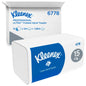 Uma embalagem grande de lenços dobráveis Kleenex® Branco/Grande da Kimberly-Clark GmbH está à frente de uma caixa de envio de marca, ambos com 15 pacotes x 124 folhas por caixa (15 pacotes), totalizando 1.860 lenços.