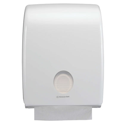 O dispensador Aquarius™ para toalhas de mão dobradas da Kimberly-Clark GmbH em branco é ideal para formatos de dobra em C e é fornecido como 1 dispensador na caixa.