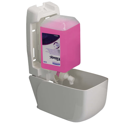 Um dispensador aberto branco Aquarius™ para loções de lavagem 1 Ltr. da Kimberly-Clark GmbH revela um refil de sabão rosa Kleenex; a carcaça e o mecanismo garantem uma limpeza higiênica das mãos em qualquer ambiente.