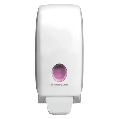Um dispensador branco Aquarius™ para loções de lavagem (1 Ltr) da Kimberly-Clark GmbH, montado na parede com líquido rosa visível e uma alavanca de pressão na parte inferior - ideal como dispensador higiênico para limpeza das mãos.