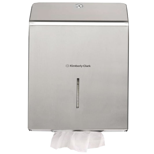 Der Kimberly-Clark Professional™ Handtuchspender aus Edelstahl von Kimberly-Clark GmbH ist wandmontiert und sorgt für hygienisches Händetrocknen mit einem sichtbaren weißen Papierhandtuch am unteren Ausgabefach.