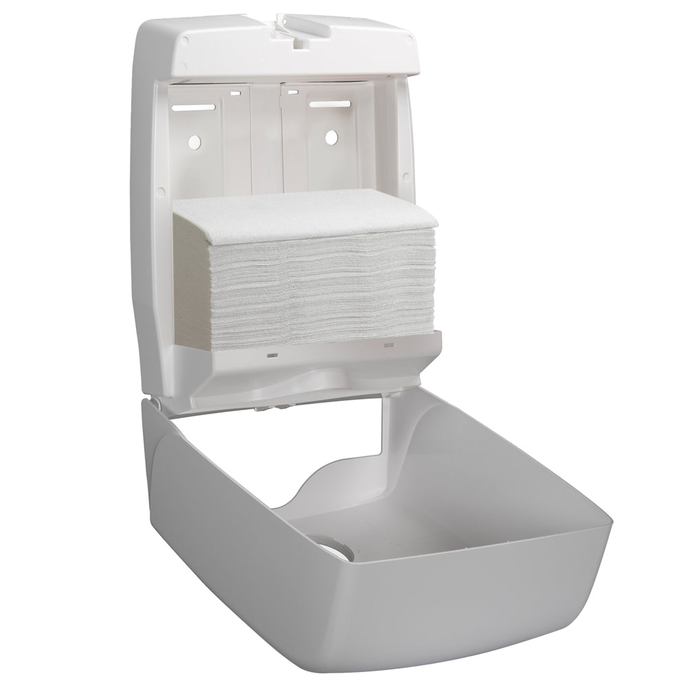 Um dispensador de plástico branco montado na parede, contendo toalhas Scott® - MultiFold / Branco (Kimberly-Clark GmbH), oferece secagem higiênica das mãos com 16 pacotes de 250 folhas por caixa.
