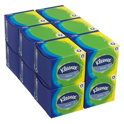 Nove lenços cosméticos Kleenex® - Caixa de cubos / Branco da Kimberly-Clark GmbH estão empilhados em 3x3. Cada caixa de cubos branca é ideal para o cuidado facial, com o logotipo Kleenex claramente visível em cada pacote.