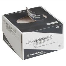 A imagem mostra uma caixa de toalhetes de precisão Kimtech® Science da Kimberly-Clark GmbH, em tons de branco e cinzento (pequena, 30 caixas x 286 toalhetes), com um toalhete parcialmente retirado, no qual constam a marca registada e as informações sobre o produto.