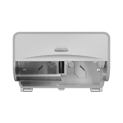 Vista frontal do distribuidor de papel higiénico Kimberly-Clark Professional™ Icon™, cinzento e montado na parede — rolos pequenos da Kimberly-Clark GmbH, com tampa estampada e base transparente que permite ver o mecanismo interno.