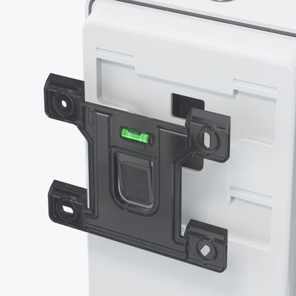 Uma imagem de close-up do suporte preto com nível de bolha verde, que está fixado no dispensador eletrónico de cuidados para a pele Kimberly-Clark Professional™ Icon™ branco (1,2 l, distribuição sem toque, White Mosaic) para um alinhamento preciso e higiene melhorada.