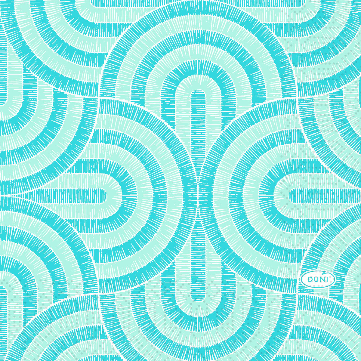 Ein geometrisches Muster aus sich überlagernden türkisfarbenen und hellblauen Halbkreisbögen mit Gitterlinien ziert die Serviette der Duni GmbH, 24x24 3lg 1/4; "DUNI" ist in einem kleinen Oval in der rechten unteren Ecke zu sehen.