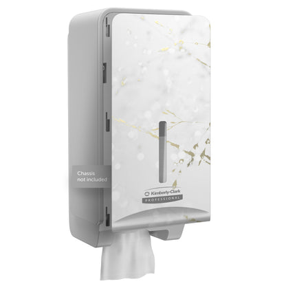 Ein Kimberly-Clark Professional™ Icon™ Dispenser Faceplate - FTT (27,80 x 13,10 x 1,40 cm) in weißem und goldenem Marmor, von Kimberly-Clark GmbH, wird an der Wand montiert, wobei ein weißes Papierhandtuch teilweise gespendet wird; "Chassis nicht enthalten." Ideal für Waschraumeinrichtung.