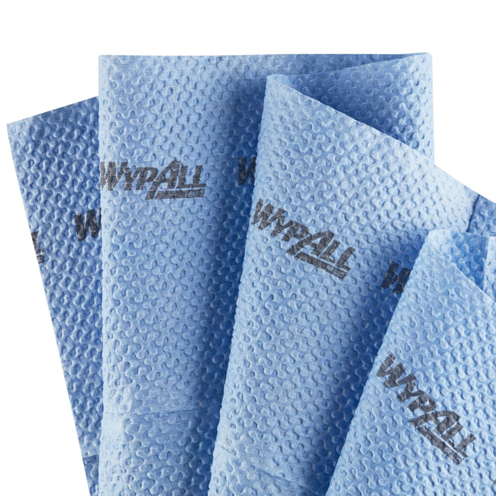 Vier blaue, strapazierfähige WypAll® ForceMax Wischtücher (33,5 x 34,5 cm) der Kimberly-Clark GmbH, jeweils mit dem "WypAll"-Logo in Schwarz bedruckt, viertelförmig gefaltet und überlappend nebeneinander auf weißem Grund angeordnet.