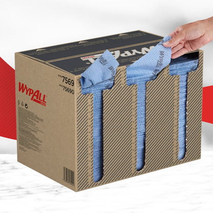 Uma mão puxa um pano azul WypAll® ForceMax (33,50 x 34,50 cm) de uma caixa marrom com três aberturas na frente. Panos duráveis da Kimberly-Clark GmbH para limpeza industrial eficiente aparecem. A caixa contém 480 panos dobrados em quatro.