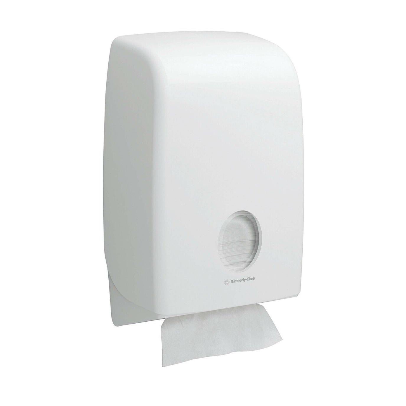 Um dispensador de toalhas Kimberly-Clark Scott® Essential™ branco, montado na parede, com uma janela redonda, exibe toalhas dobradas (Branco, Pequeno, 15 clips x 340 folhas) no interior e uma toalha parcialmente dispensada para secagem higiénica das mãos.