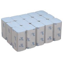 Uma caixa com 15 pacotes de toalhas dobradas Scott® Control™ Interfold, azuis, tamanho médio, da Kimberly-Clark GmbH. Cada pacote contém 240 folhas, empilhadas sobre um fundo branco.