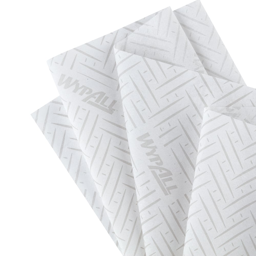 Quatro toalhas de papel brancas sobrepostas WypAll® L20 de 2 camadas da Kimberly-Clark GmbH, cada uma com um padrão de linhas diagonais e logotipo, dispostas de forma deslocada. Ideal para limpeza industrial. Mostrado: 6 rolos x 550 folhas por caixa (extração central).