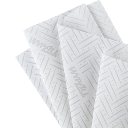 Quatro toalhas de papel brancas sobrepostas WypAll® L20 de 2 camadas da Kimberly-Clark GmbH, cada uma com um padrão de linhas diagonais e logotipo, dispostas de forma deslocada. Ideal para limpeza industrial. Mostrado: 6 rolos x 550 folhas por caixa (extração central).