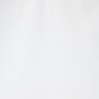 Uma imagem de close-up de uma superfície texturizada branca sólida com linhas verticais discretas, ideal para secagem de mãos higiênica com toalhas dobradas descartáveis Scott® Control™ - Branco, 15 pacotes x 322 folhas por caixa da Kimberly-Clark GmbH.