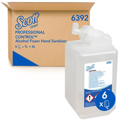 Uma caixa com a inscrição "Scott® CONTROL Espuma Desinfetante para as Mãos à Base de Álcool" da Kimberly-Clark GmbH contém seis cartuchos transparentes de 1 litro; na frente, há um cartucho com um dispensador de bomba e uma etiqueta de produto visível.