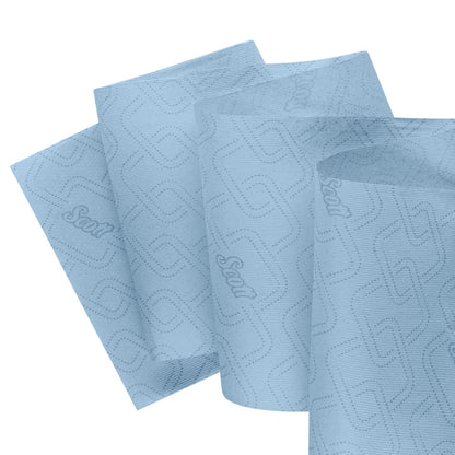 Seis rolos azuis de toalhas Scott® Essential™ da Kimberly-Clark GmbH se sobrepõem em um fundo branco. Eles são adornados com um padrão em relevo e o logotipo repetido "Scott" - ideal para quem procura toalhas de papel higiênicas.
