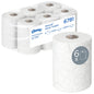 Uma caixa com 6 rolos de toalhas de mão Kleenex® Ultra™ Slimroll™ da Kimberly-Clark GmbH, cada rolo branco com 100m, ideal para sistemas de dispensadores estreitos. Um rolo é mostrado separadamente com um "6x" e um símbolo de rolo no rótulo.