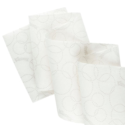 Close-up de um rolo branco de toalhas de mão Kleenex® Ultra™ Slimroll™ da Kimberly-Clark GmbH com um padrão pontilhado discreto e parcialmente desenrolado, para mostrar sua adequação para sistemas de dispensadores estreitos; 6 rolos por caixa.