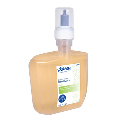 Eine rechteckige, klare Kunststoffflasche Kleenex® Botanics™ Luxury Foam Hand Wash von Kimberly-Clark GmbH hat einen Pumpspender, orangefarbene Flüssigkeit, ein detailliertes Etikett und eine 1,2-L-Kassette (1200 ml). Die Packung enthält 4 elektronische Kassetten pro Karton.