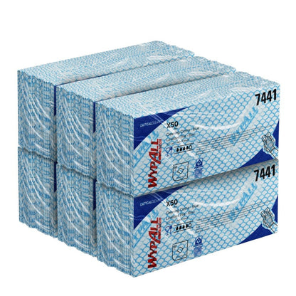 Uma pilha de seis panos de limpeza WypAll® X50 azul e branco da Kimberly-Clark GmbH (Interfold, 41,80 x 24,70 cm), cada caixa está rotulada com 7441 e mostra uma mão usando esses panos descartáveis para limpeza fácil.