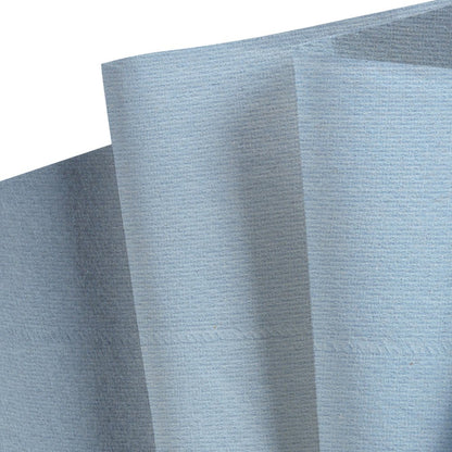 Uma imagem de close-up de toalhetes WypAll® L20 General Clean azul claro e texturizados da caixa BRAG™ da Kimberly-Clark GmbH, com dobras e costuras visíveis ao longo de uma dobra.