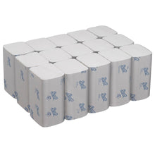 Uma pilha de toalhas dobradas Scott® Control™ (Branca, Grande) da Kimberly-Clark GmbH, 15 pacotes x 240 folhas na caixa, embalados individualmente e dispostos em três filas. Embalagem branca com texto azul destaca a qualidade altamente absorvente.