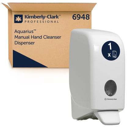Um dispensador Kimberly-Clark GmbH Aquarius™ para loções de lavagem, branco, 1 Ltr, está exibido em frente à sua caixa marrom com a inscrição 6948. O dispensador higiênico possui um indicador redondo na frente.