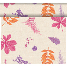 Ein beigefarbener, strukturierter Dunicel Tete-a-Tete Tischläufer (0,4x24m) der Duni GmbH mit einem sich wiederholenden Muster aus Herbstblättern, Farn, Tannenzapfen und Beeren in Orange, Rosa und Lila - ideal für eine leuchtende, herbstliche Tischdekoration. Oben teilweise eingerollt.