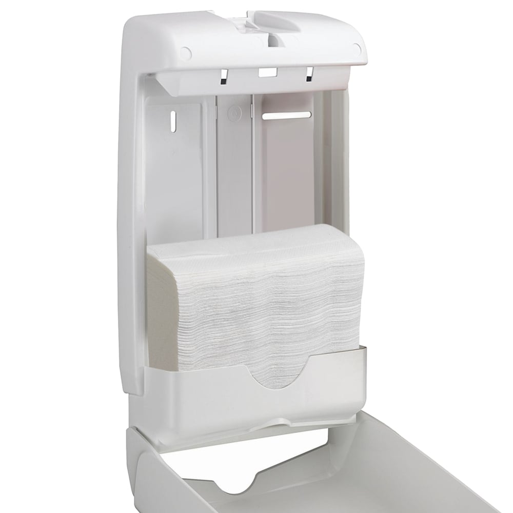 Um dispensador de parede de plástico branco está aberto e mostra toalhas dobradas Scott® SLIMFOLD da Kimberly-Clark GmbH no interior. O design simples oferece secagem de mãos higiênica com 16 clips x 110 folhas por caixa (16 pacotes).