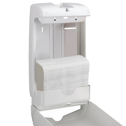 Um dispensador de parede de plástico branco está aberto e mostra toalhas dobradas Scott® SLIMFOLD da Kimberly-Clark GmbH no interior. O design simples oferece secagem de mãos higiênica com 16 clips x 110 folhas por caixa (16 pacotes).