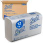 Um pacote de toalhas Scott® SLIMFOLD, dobradas, brancas, da Kimberly-Clark GmbH (16 clips x 110 folhas | caixa), é mostrado na frente de uma caixa "5856"; a embalagem mostra detalhes em inglês, francês e espanhol.