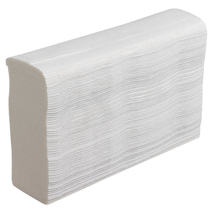 Uma pilha de toalhas Scott® SLIMFOLD, dobradas e brancas (16 clips x 110 folhas/caixa) da Kimberly-Clark GmbH, está em pé sobre um fundo branco - ideal para secagem de mãos higiênica.