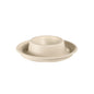 Um suporte para ovos bege, redondo e plano - Bagasse marrom não revestido Ø89 da Duni GmbH (pacote com 70 peças), com centro elevado, é apresentado contra um fundo branco simples.