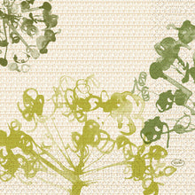 Abstrakte grüne und olivgrüne pflanzenähnliche Formen überlagern sich auf einem strukturierten beigen Hintergrund mit einem kleinen "Duni"-Label, das an den botanischen, grafischen Look der Duni GmbH Zellt.-Servietten 33x33 cm, 3-lagig, grün, Packung mit 50 Servietten.