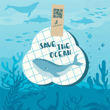 Eine illustrierte blaue Meeresszene mit Fischen, einem Wal und Pflanzen ziert die 3-lagigen Tissue-Servietten "Save the Ocean" (33x33 cm, 50er-Pack) der Duni GmbH, die mit einer QR-Code-Lasche mit der Aufschrift "more games" versehen sind und aus recyceltem Papier bestehen.
