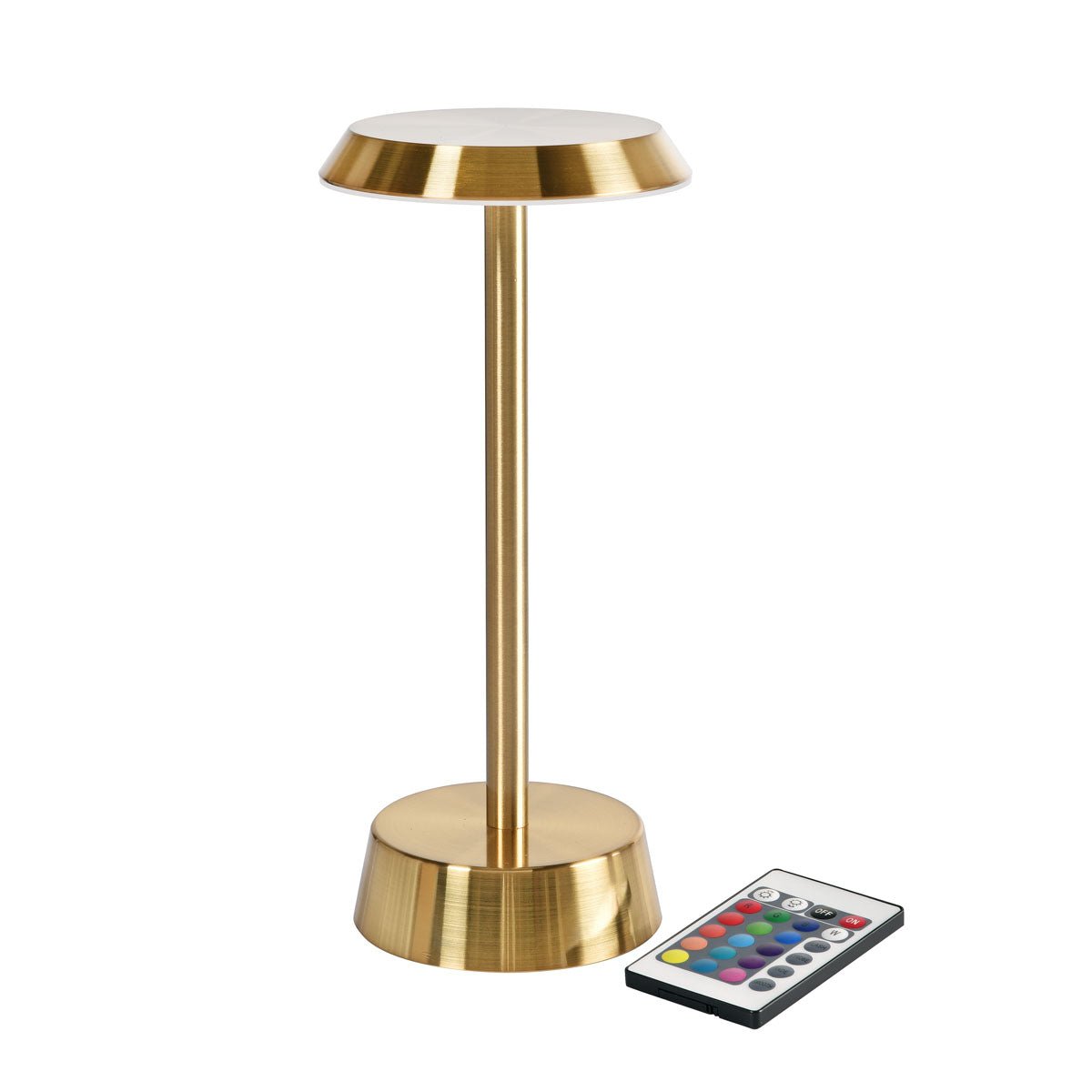 A lâmpada LED sem fio NOUR em latão da Duni GmbH com design moderno e base redonda complementa elegantemente o vaso de latão elegante e o botão colorido do controle remoto na mesa.