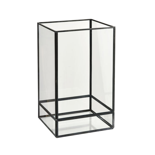 A lanterna de vidro Capella, preta da Duni GmbH, é uma lanterna retangular de vidro com estrutura de metal preto, que fica ereta sobre um fundo branco. Os lados claros e a base tornam-na ideal para uma iluminação elegante em qualquer ambiente.