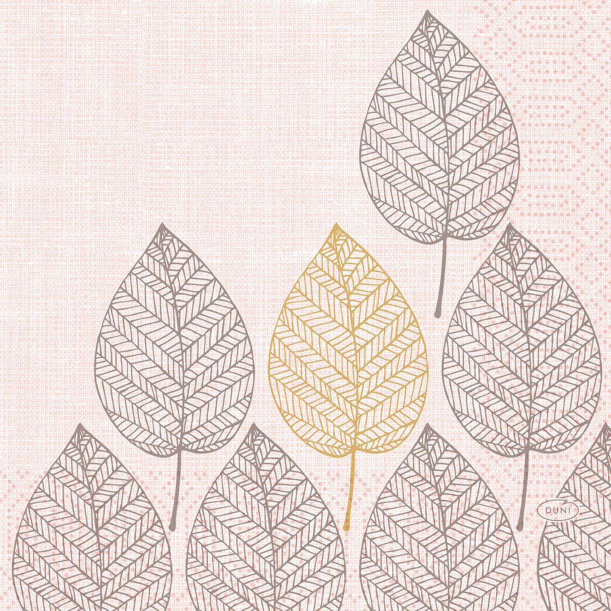 Um grupo de folhas de álamo com bordas e padrões geométricos em cinza e um toque dourado destaca-se sobre um fundo texturizado rosa claro. Perfeitas para decoração de mesa, estas guardanapos Duni GmbH 33x33 3-camadas (1/4 Aspen, pacote de 50 unidades) são ideais para qualquer ocasião.