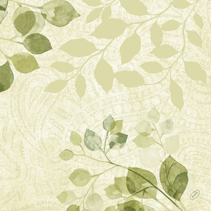 Um fundo verde-claro-bege com um padrão paisley discreto, sobreposto por ramos de folhas em tons de verde, destaca o charme natural dos guardanapos Bio-Dunisoft 40x40cm da Duni GmbH dispostos diagonalmente.